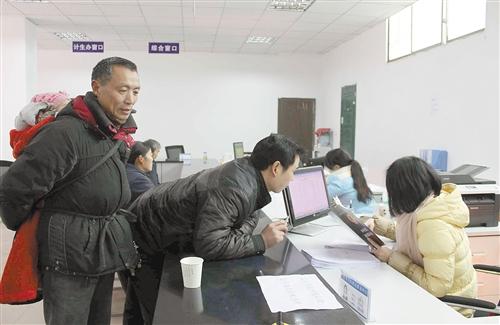 忠县黄金镇群众在便民服务中心办理行政审批手续.记者 汤艳娟摄