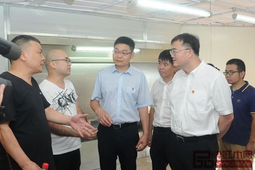 三)与横店人大主席朱跃军(左一),卢家艺林董事长卢嘉林(左二)亲切交谈