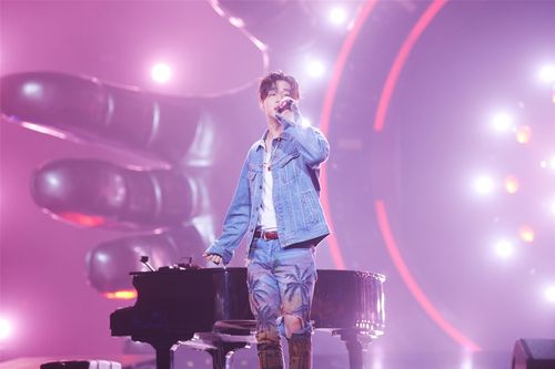 组图:林俊杰弹钢琴安静优雅 刘宪华舞台献唱超帅气
