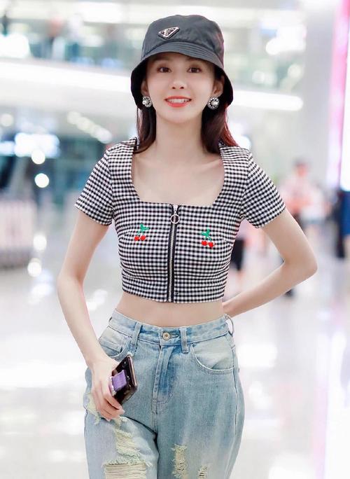 郑合惠子会挑衣服,牛仔裤"破洞"开在后面,妥妥的机场焦点
