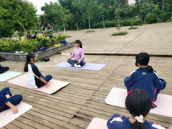 昆明行知中学高二年级校本课程——《享·瑜伽》