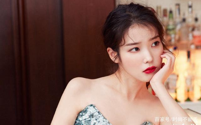 韩国美女李知恩,闪亮深v鱼鳞抹胸裙装,性感撩人,你心动了没?