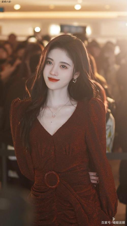 鞠婧祎发量多到看不到头发缝,是天生丽质还是后天加工