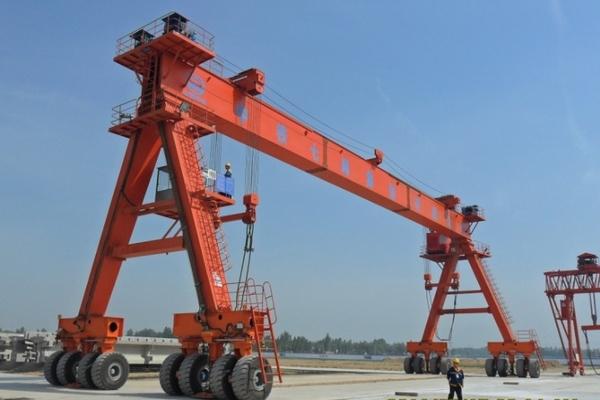 河南大方厂家直销轮胎式集装箱门式起重机产品豫工品牌
