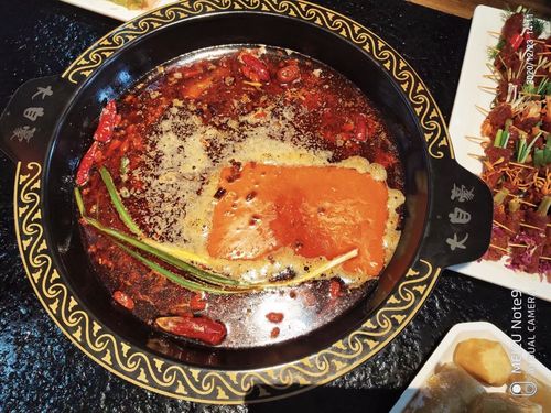 冬天和火锅很配哦,热气腾腾的火锅,让人觉得不能再满足了.