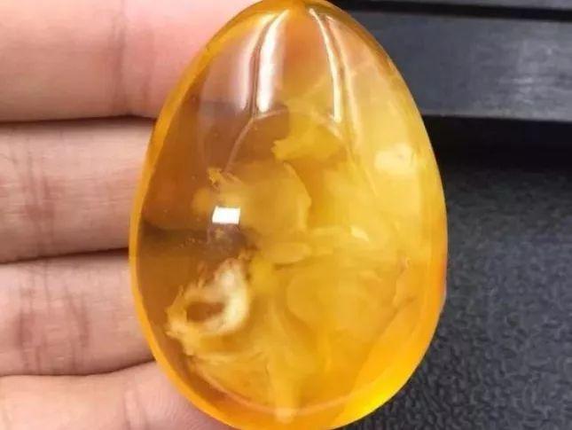 蜜蜡为琥珀中半透明—不透明的品种,有各种颜色,以金黄色,棕黄色,白色
