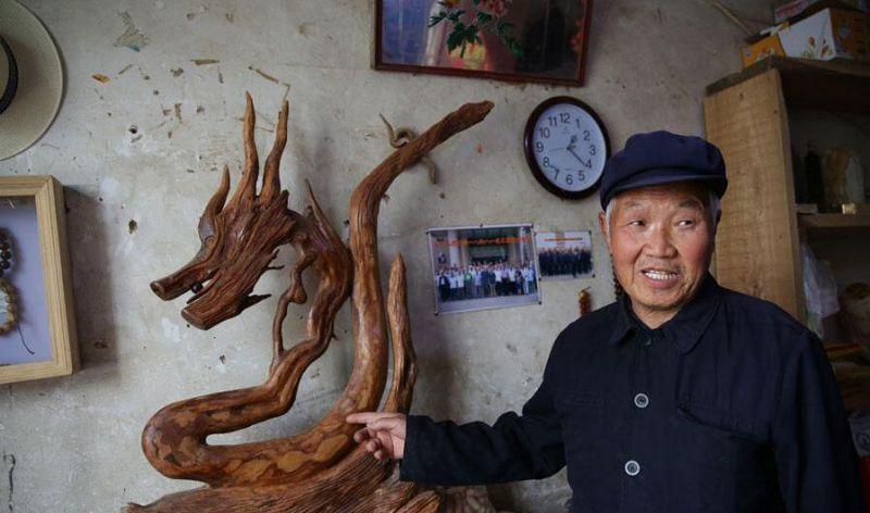 七旬老农爱根雕 崖柏"猴"4千元不卖几天后被人偷走