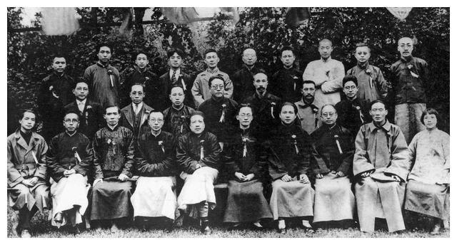 二十四名中央执行委员排名中,排名靠前的是胡汉民,汪精卫,张静江,廖