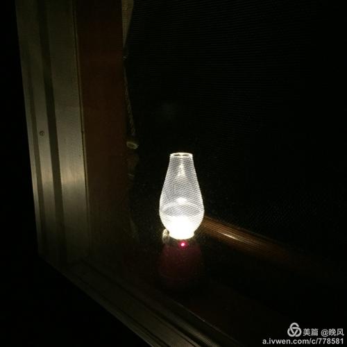 窗台的灯 温暖如阳光 敞亮如阳光 没有黑暗 不惧怕夜晚 有你 何惧风雨