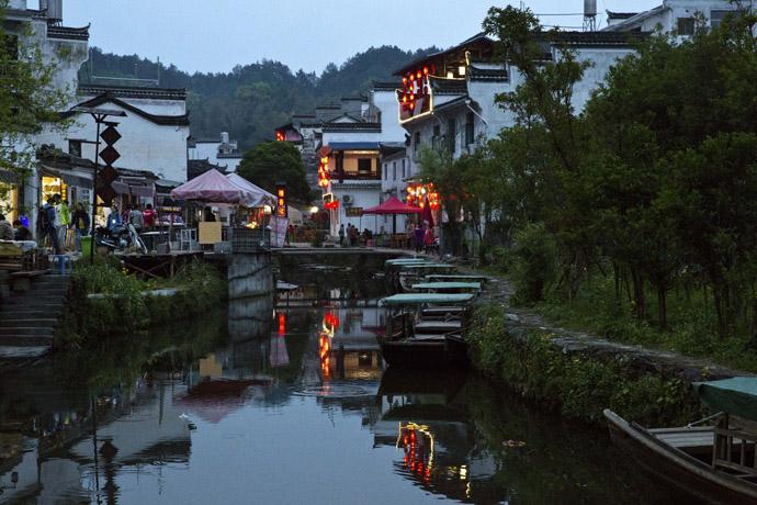 婺源县秋口镇的李坑村,建村于北宋祥符年间庚戊年(公元1010年),至今