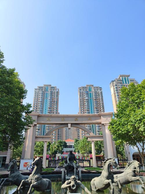 武汉我见过最霸气的小区门头形象