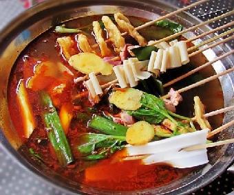 &nbsp; 麻辣烫是起源于四川,流传多年的地方特色小吃,也叫串串香