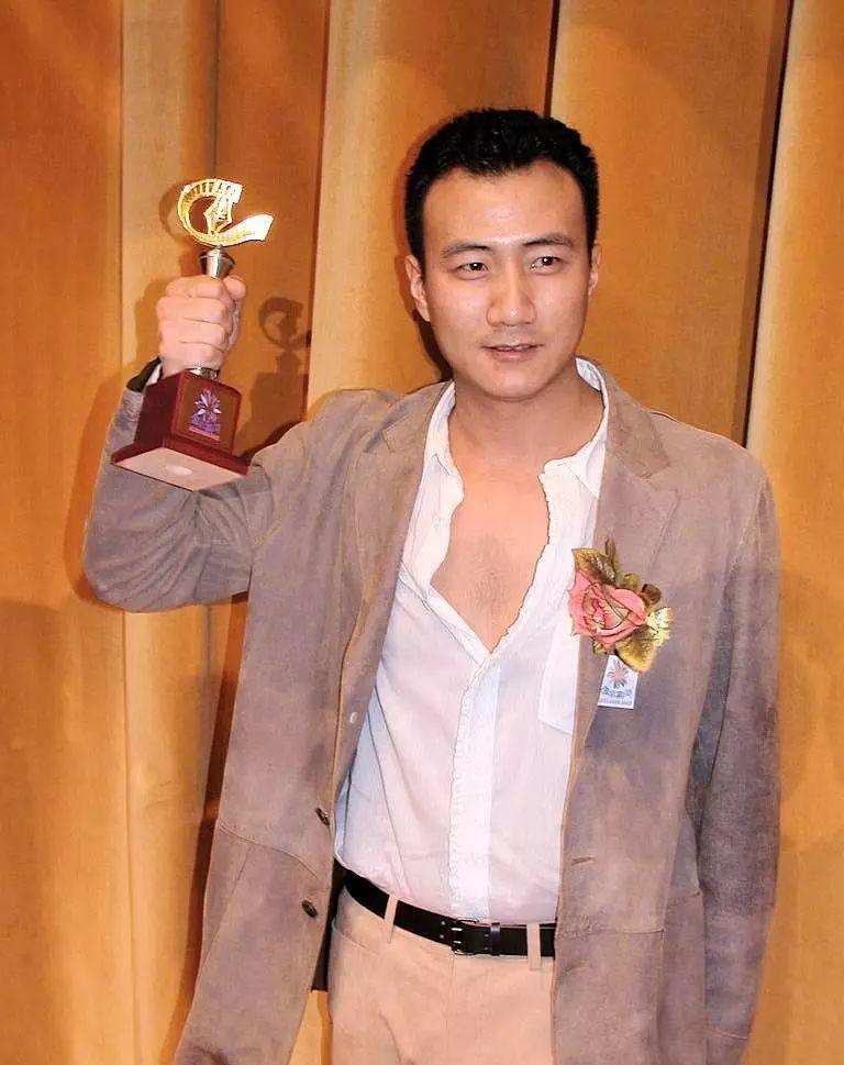 匿名 花痴点评 胡军应该是娱乐圈里,最符合硬汉人设的男明星之一.
