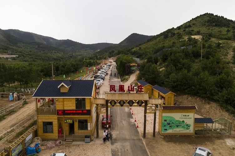 它好似天上和人间的一个连接点;是休闲养心的凤凰山庄所在地---壶关县