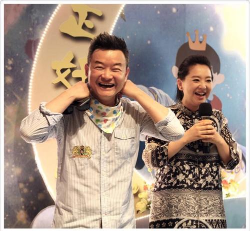 43岁的月亮姐姐,老公是富豪,儿子叫正好,虎头虎脑的,十分可爱