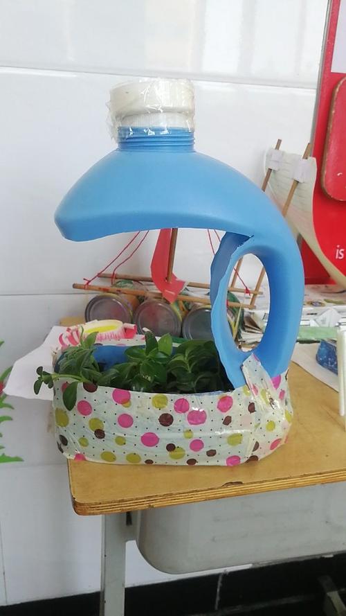 点亮思维,变废为宝——记五年级环保创意作品展