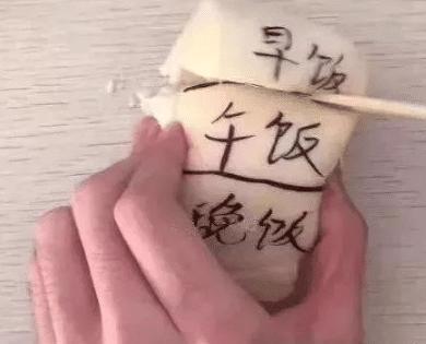 真的太可怜了!一个馒头还分早饭,午饭,晚饭. 第3个:睡觉的地方.