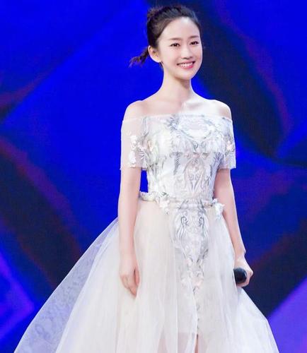 27岁的"小魔仙"长开了,刘美含穿白裙变仙女,她的笑容惊艳了时光