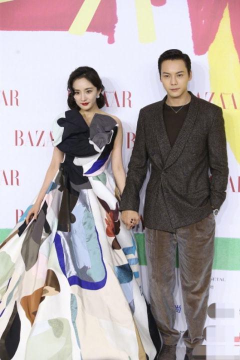 11月13日,杨幂陈伟霆共同出席某活动,牵手一起走红毯.