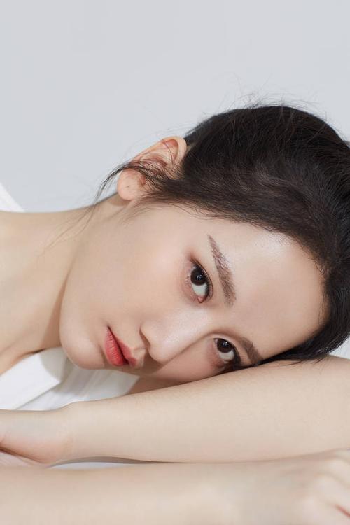 李墨之夏日写真灵动清新 《破冰行动》即将开播受期待