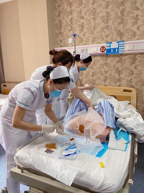 护士张蓓留置导尿.