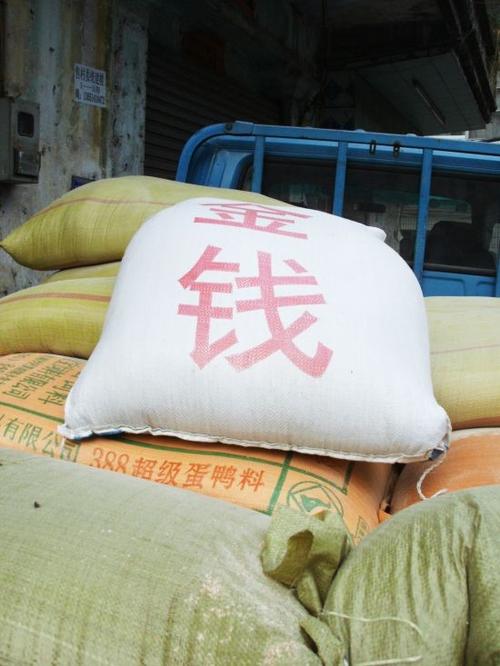 明明装的是饲料,却如此高调露富.