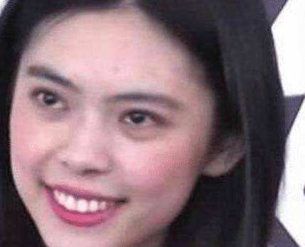 还记得《功夫》里的丑女"龅牙珍"吗?摘掉假牙后,如此惊艳