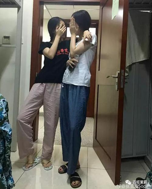 在大佬间坐定c位的张雪迎和昔日好友关晓彤也差太多了