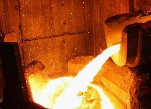 用铁水可以浇在一个模子里,然后凝固,制成模子形状的铁器高炉铁水