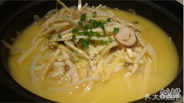 鸡汁脆笋煲,这个汤还要鲜,里面的笋丝,鸡丝,和黄豆芽都被这汤盖了