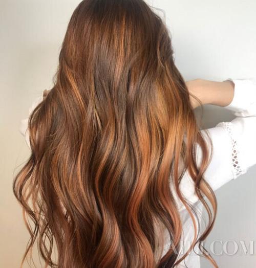 就是前者属于强烈的冷色调,让发色具备棕色光泽,同时又具有冷调的显白