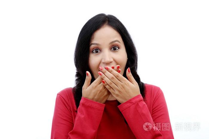 年轻女子捂嘴用她的双手
