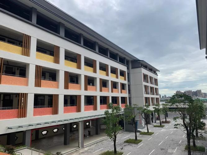 云峰小学的建筑非常具有中国风,墨蓝色的屋顶,白色的墙壁,中国风元素