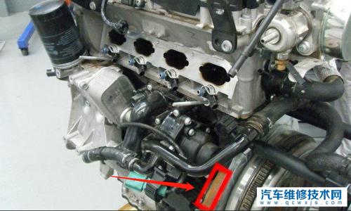 888发动机号钢印刻的数字是发动机编号,在发动机缸体和变速箱连接位置