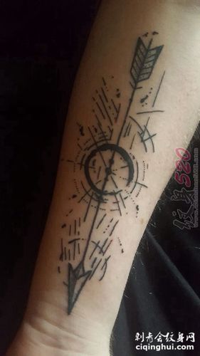 男生手臂上黑色点刺几何抽象线条箭头纹身图片