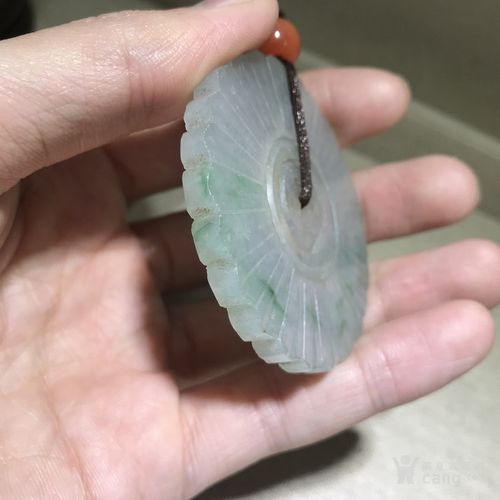 清代 翡镂雕菊瓣纹转心玉佩