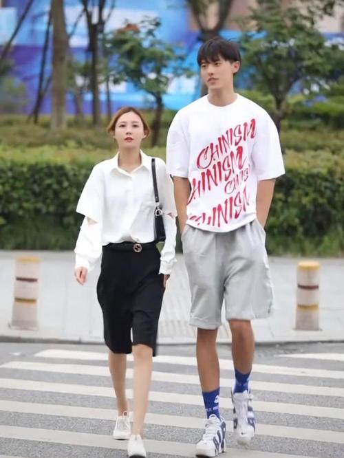 这对最萌身高差咋了?女生穿平底鞋,男生却穿10cm"石灰鞋"