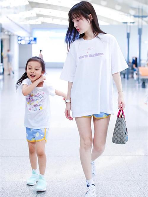 李小璐带甜馨现身机场,玩起了"下半身失踪"