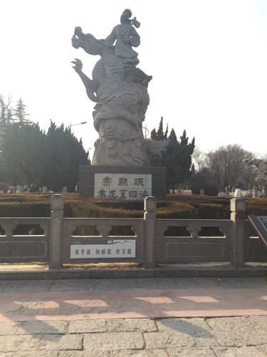 刚入城门,就看到帝颛顼乘龙至四海雕像,霸气十足
