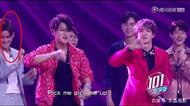 黄子韬王一博合跳101主题曲,后面的熊梓淇表情亮了