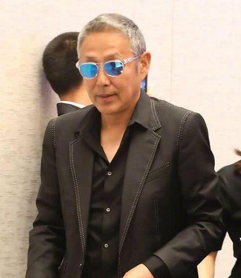 陈道明现身厦门,64岁的他一头白发满脸老年斑,女儿婚姻终曝光