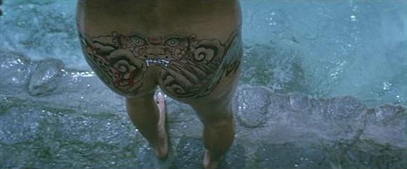 不用猜了,这是《黑金》中梁家辉的屁股.