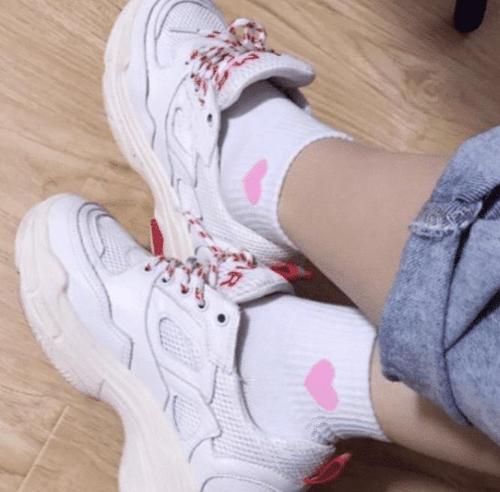 为什么感觉女生的白袜子能一直保持那么白?哈哈哈哈原来如此