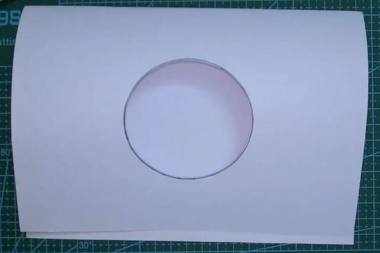 制作步骤 1, a4纸对折,用工具画出并剪出圆形; 6, 在小朋友的两边用