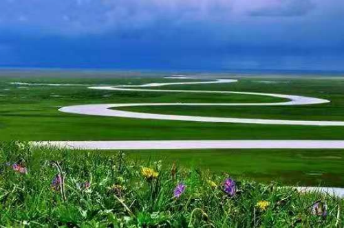 美丽的巴音布鲁克景区九曲十八弯景色迷人