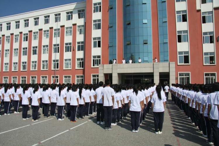 "献礼祖国70华诞,同唱国歌,同升国旗" ——岫岩第二高级中学举行新