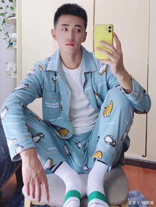 喜欢自拍的英俊小哥哥,穿着弟弟为他购买的睡衣,感觉