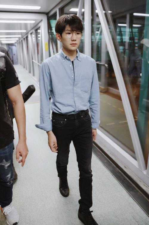 王源机场街拍图片79