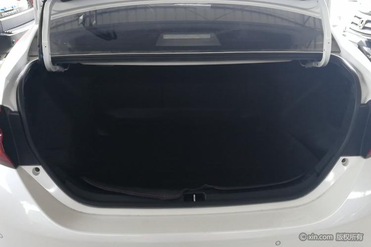 丰田雷凌后备箱