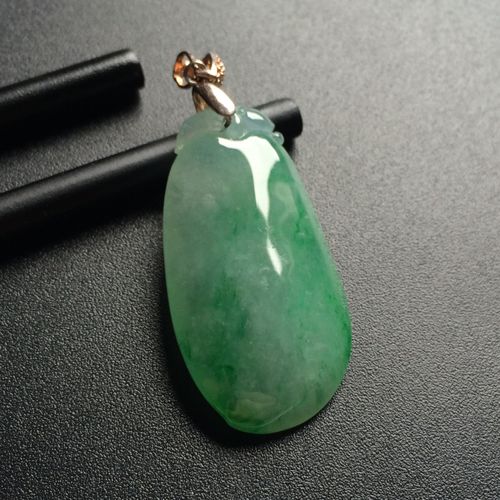 冰糯种飘绿福瓜天然翡翠吊坠(18k金扣)